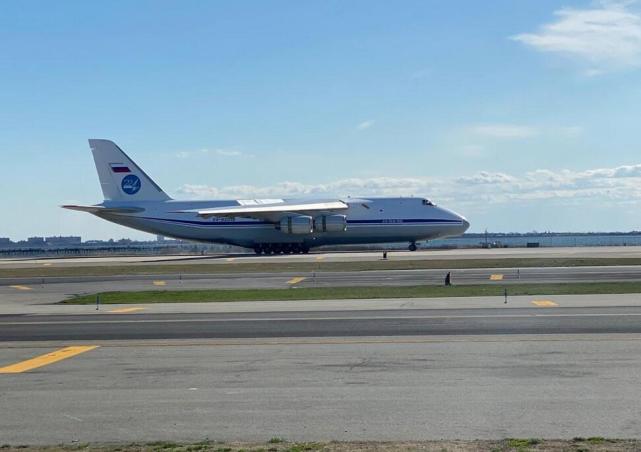 安-124运物资援助美国,每次出镜引关注,曾为阿联酋运过50吨黄金