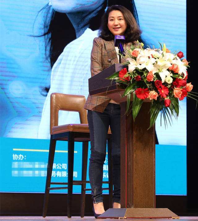 主持人王小丫气质再好老了一样发福不掩饰身材却很少见