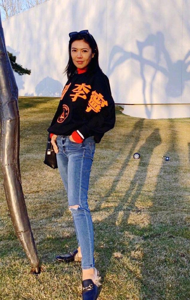 苏芒48岁的皱纹脸,28岁的大长腿,穿运动短装扮嫩太狠了