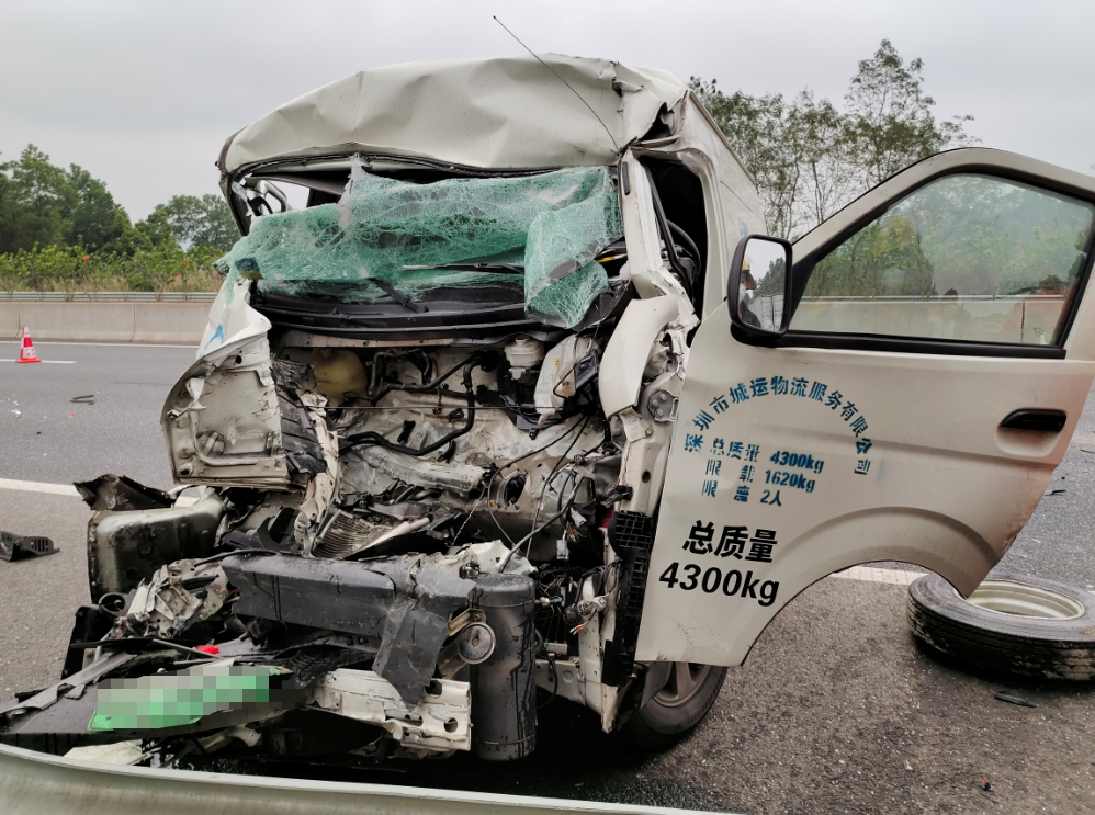 慘不忍睹麵包車因追尾撞上高速護欄司機