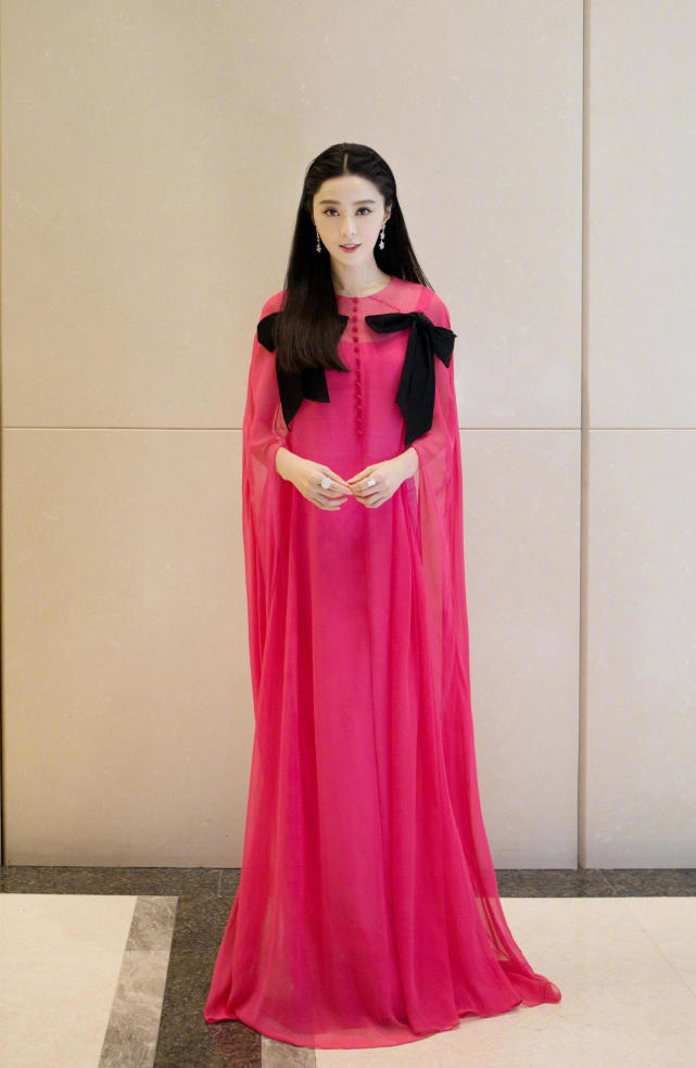 范冰冰穿玫红色连衣裙优雅大气,不仅不土还很洋气,真是人间绝色