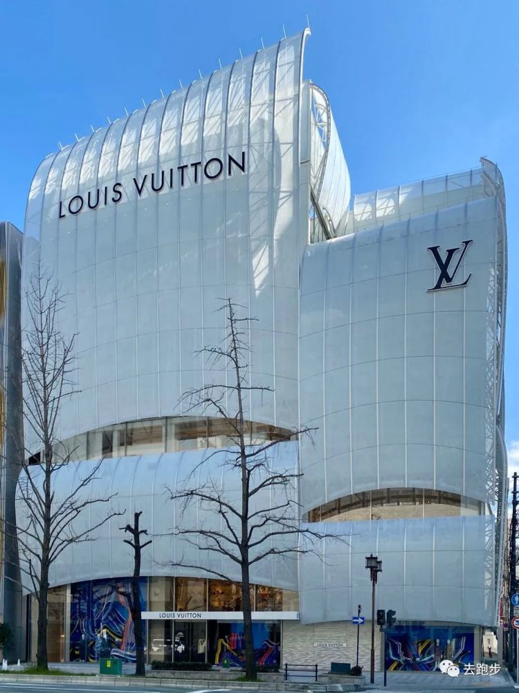 透光的白色外立面,与船帆十分相似.白天的lv大阪旗舰店.