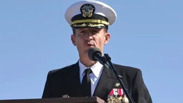 美国被撤职的航母舰长,就事论事,到底冤不冤_腾讯新闻