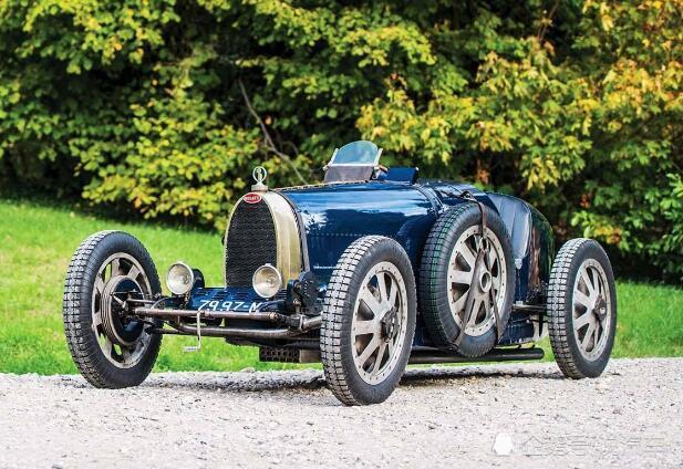 小伙垃圾堆捡到一辆老款布加迪,本以为报废了,没想到卖出将近2000万!