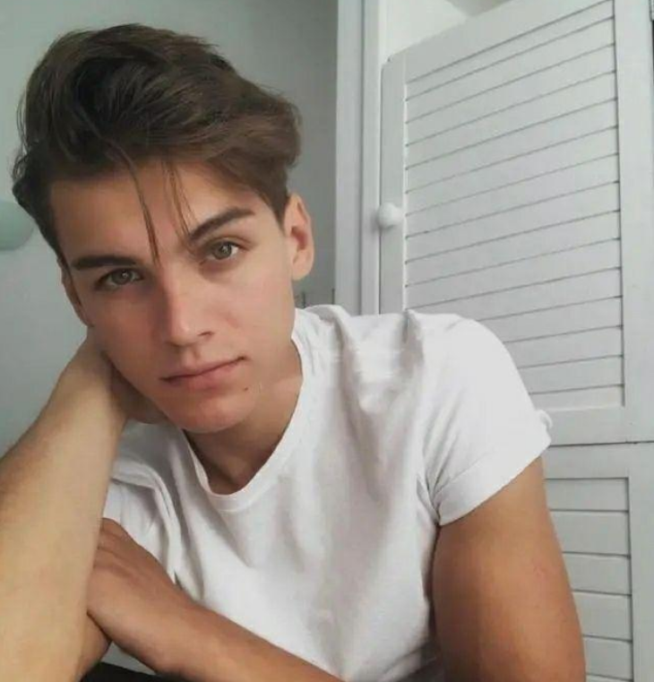 钟楚曦与俄罗斯男友三年前的亲密照被网友曝光,李现也遭曝光