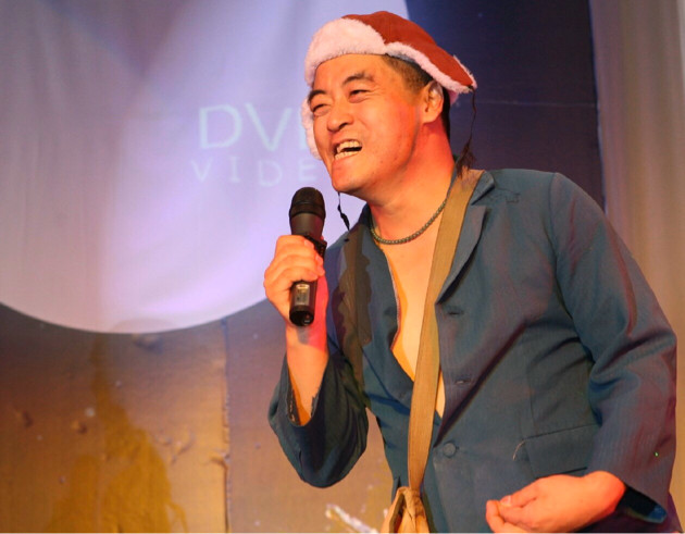 2002 年凭着二人转光碟《傻男人也潇洒》迅速走红,其装疯卖傻各种搞笑