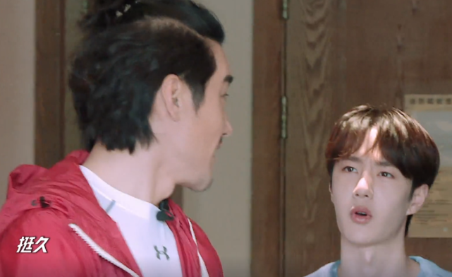 王一博参观胡兵房间,进门看清零食堆放哪了,有钱人的世界我不懂