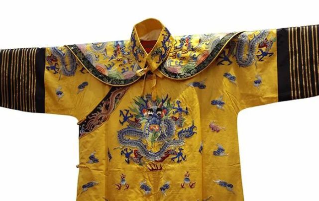 为何秦始皇的龙袍是黑色的?