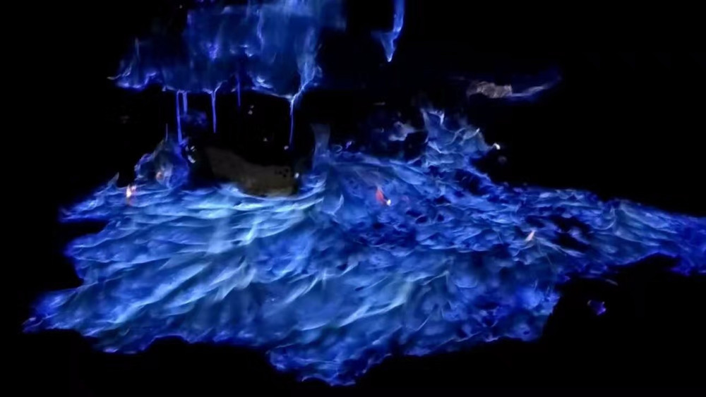 印尼有一座火山,喷出蓝色岩浆,美丽又可怕!