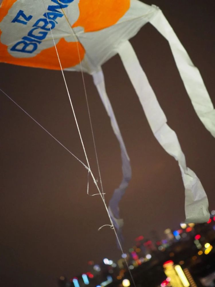 e点的作用是让风筝获得一个前倾的角度,这样才可以兜住风.