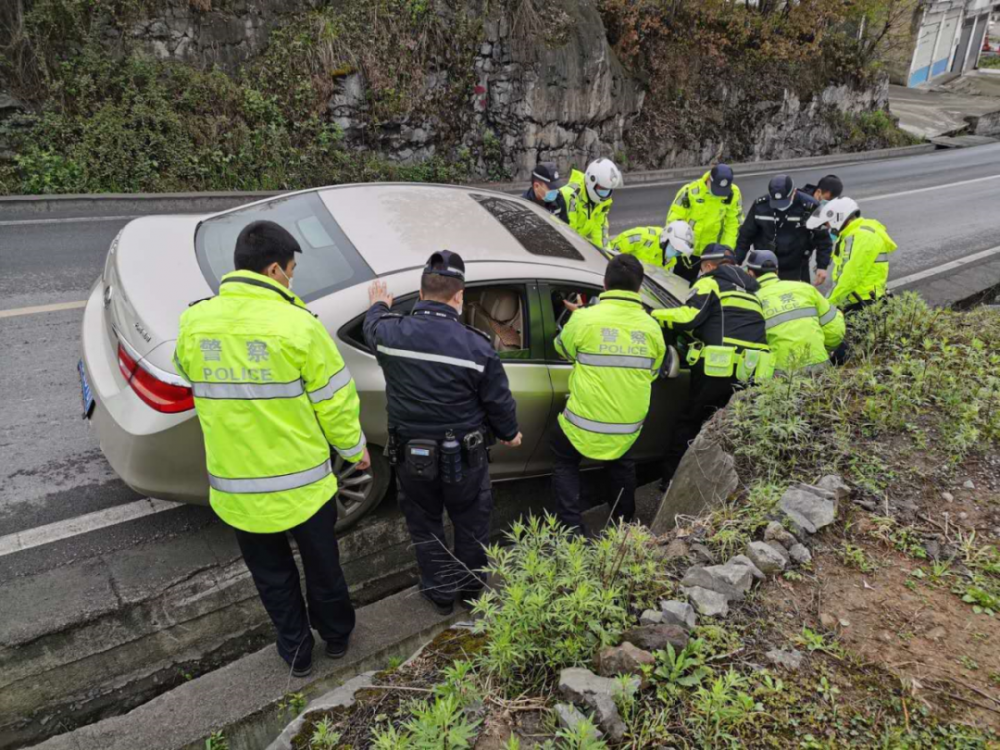 被一群警察包围是种怎样的体验?实不相瞒,有点感动