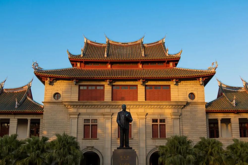 大瓦片覆盖的双坡屋面当中色彩橙红鲜亮的,便是"嘉庚瓦".