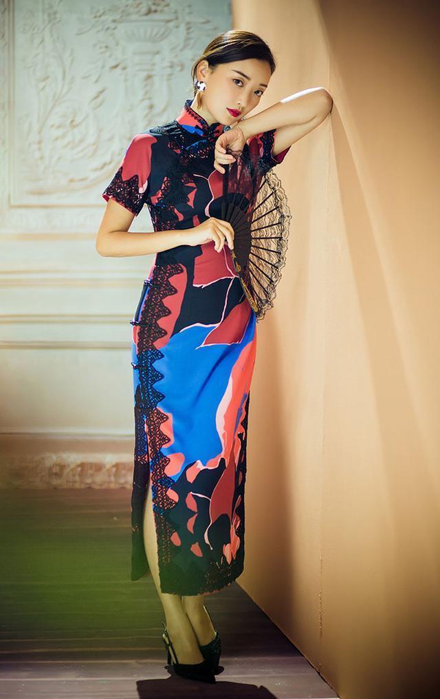 穿旗袍还摆剪刀手?学会这几个"做作"的拍照姿势,美成画中人!