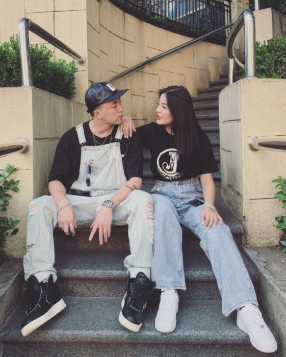 青你2说唱导师jonyj看完他老婆的穿搭哪个选手比得过