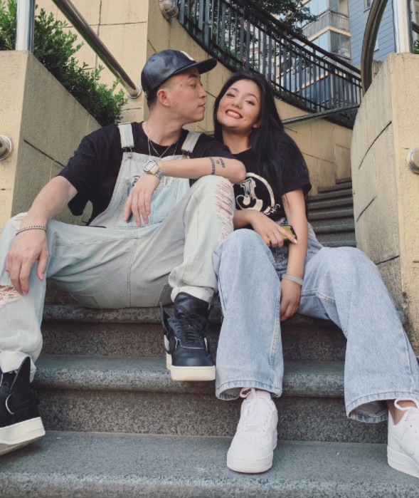 《青你2》说唱导师jonyj,看完他老婆的穿搭,哪个选手比得过?