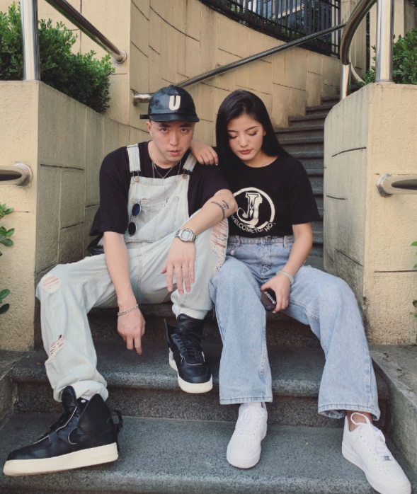 jony j在结婚之后似乎也和白玛一样,变得有点胖胖的.