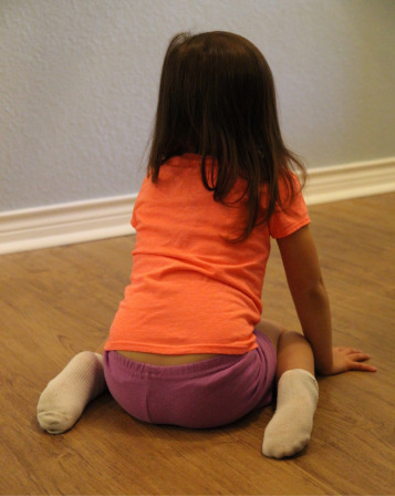 孩子w坐到底行不行?会影响核心肌肉群发育,不利于行成优势手