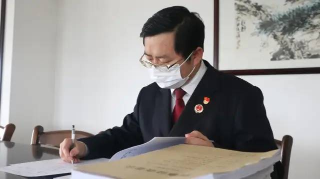 从一定程度上说,37岁的史瑞是一名资深"宅男",在