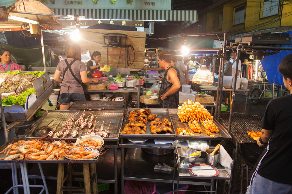 泰国最值得去的夜市,一条街700米,却是全世界游客的购物天堂