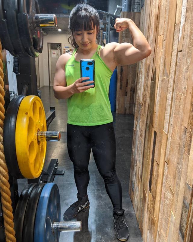 日本姑娘手臂肌肉发达战斗力十足推荐2个动作