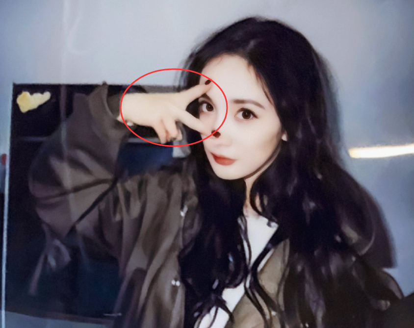 杨幂有多爱这个手势每次拍照都会用上却没人发现她的小心思