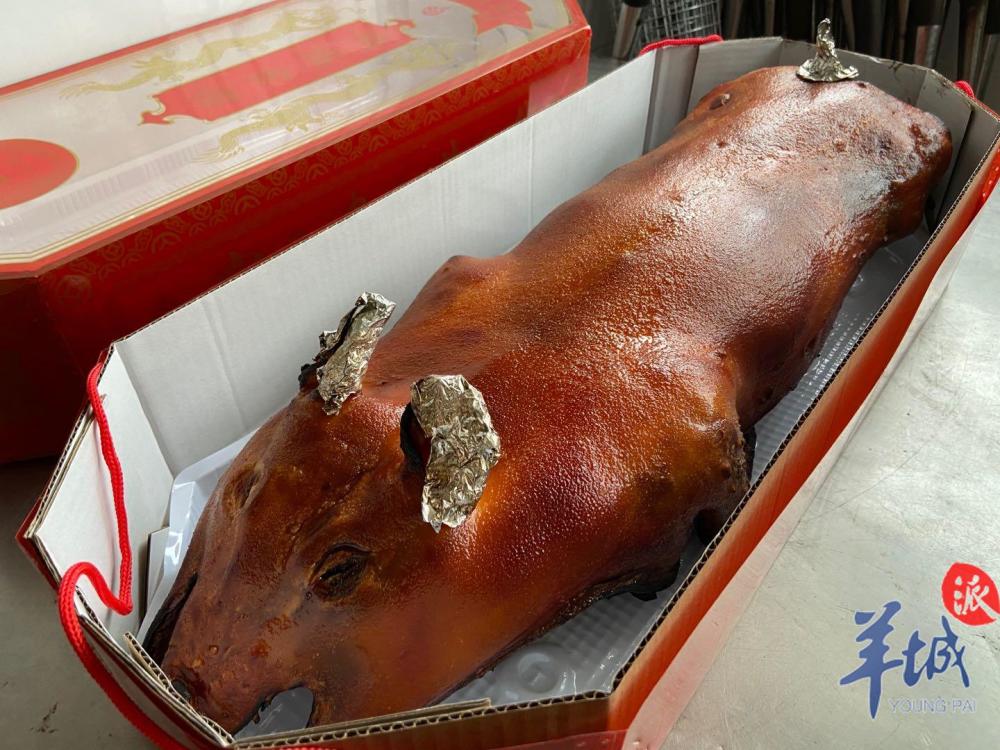 烧猪师傅涂志成:"罗永浩都直播了,烤乳猪可以吗?