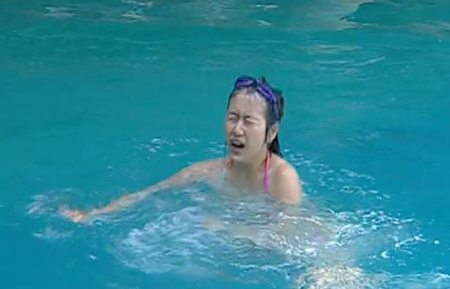 比如说在这一集中,严莉莉和美琪美雪两姐妹在游泳池边相遇,本来三人就