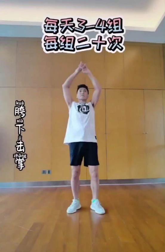 虽然已经60岁年纪,但何家劲脸上依旧显露出满满的胶原蛋白,丝毫没有老