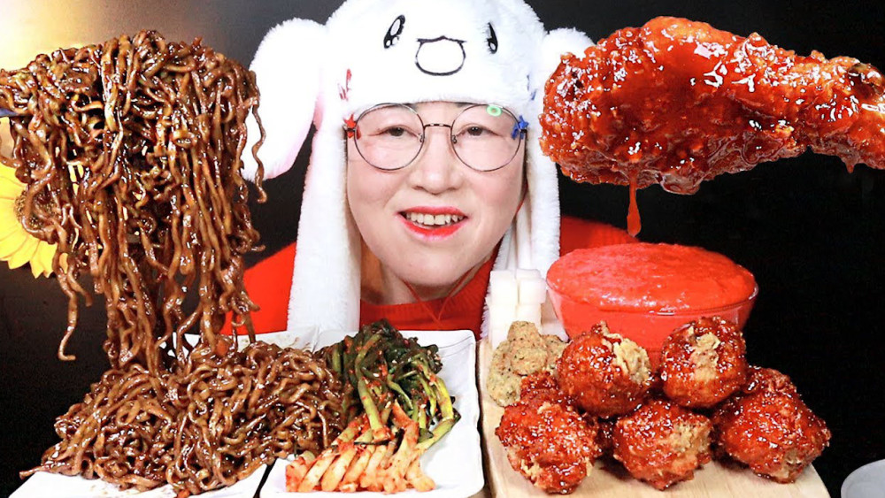 韩国老奶奶直播:挑战"爆辣"鸡腿 黑豆面,这奶奶太时尚了