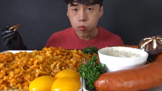 吃货来说做个吃播比做其它工作简单多了而这位韩国老奶奶就比较厉害了