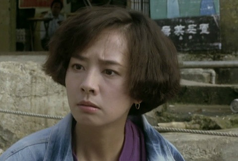 在电影《龙的传人》中,毛舜筠饰演的是男主周小龙从小一起长大的女