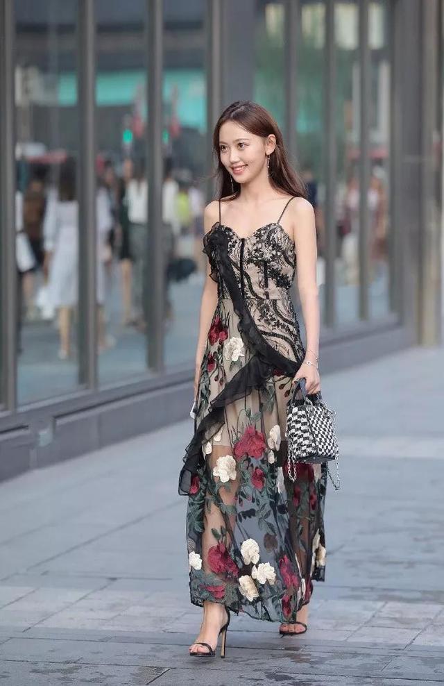 美女穿上一字带的高跟鞋,走在春夏的街头,就是一道靓丽的风景