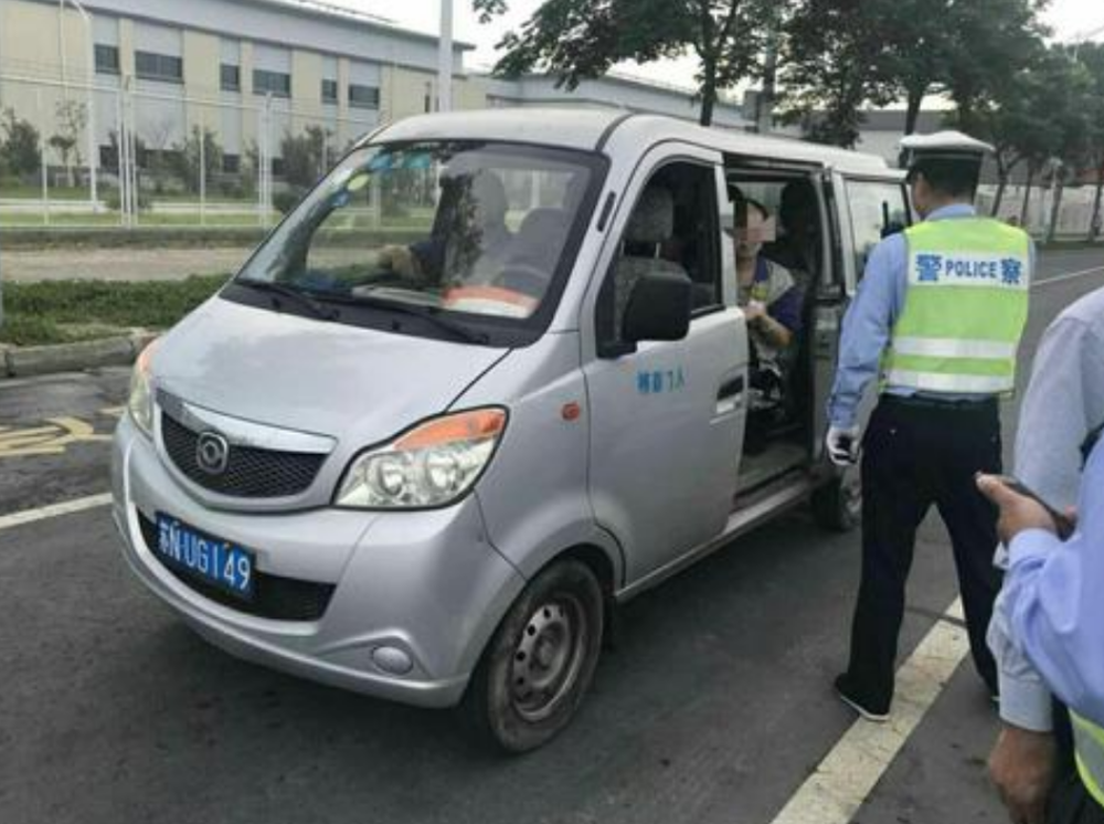 麵包車拉人拉貨都被罰,車主實在沒脾氣,反問交警:我還能幹啥?