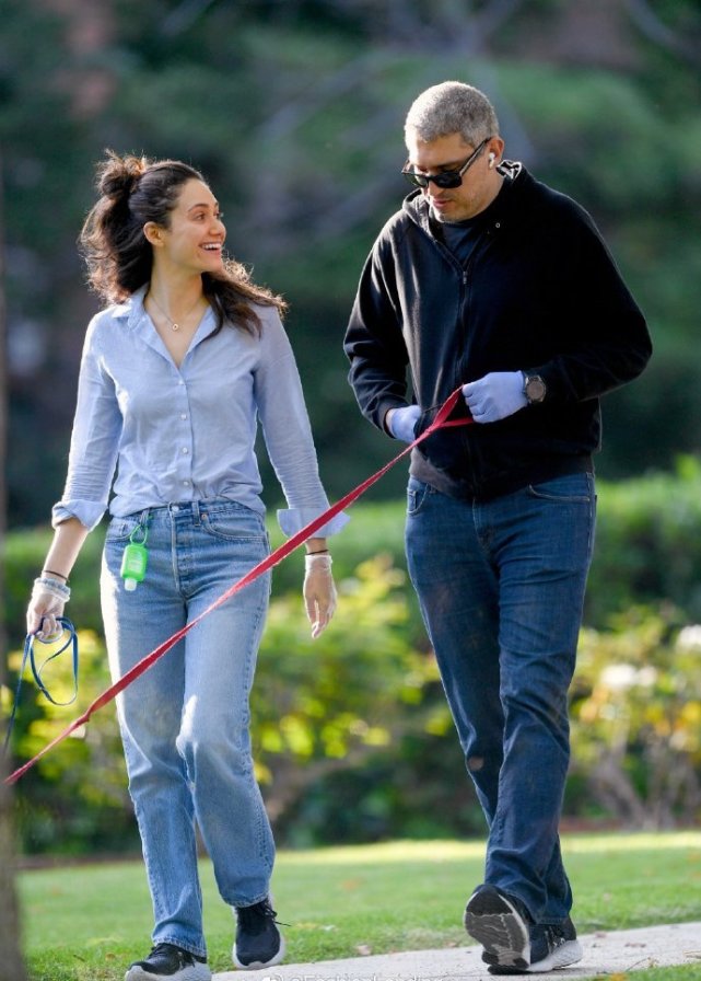 艾米夫妻街头遛狗,情侣牛仔裤秀恩爱,不戴口罩就出门胆儿真肥!