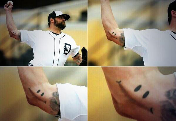 (做过tj手术后在伤疤处纹上搞笑纹身的老虎队投手张伯伦)