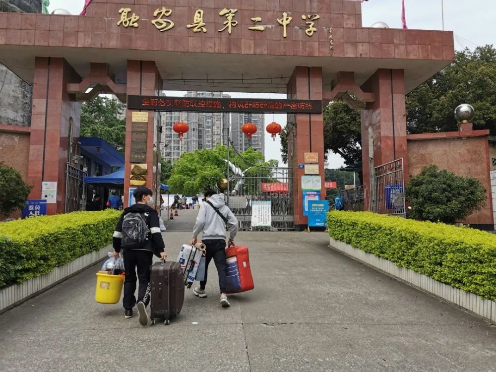 融安高三初三年级学生顺利返校报到