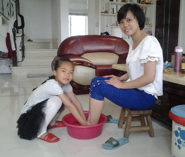 也正是因为这个给妈妈洗脚的广告,感动了无数人的心,试想想我们有多久