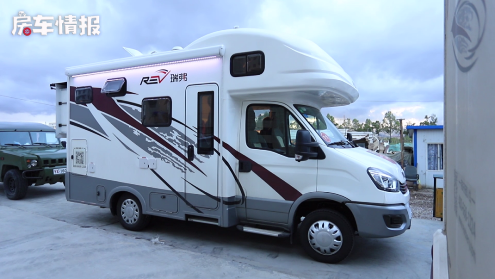 姑娘驾房车游魔鬼城能住6口的大车c2本就能开自动挡相当轻松