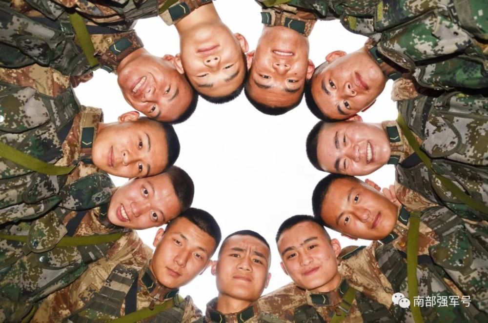 奇峰山下他们接过使命的钢枪