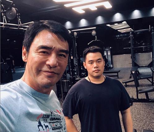 67岁钟镇涛罕见社交平台晒近照搞怪逗趣网友比儿子还年轻