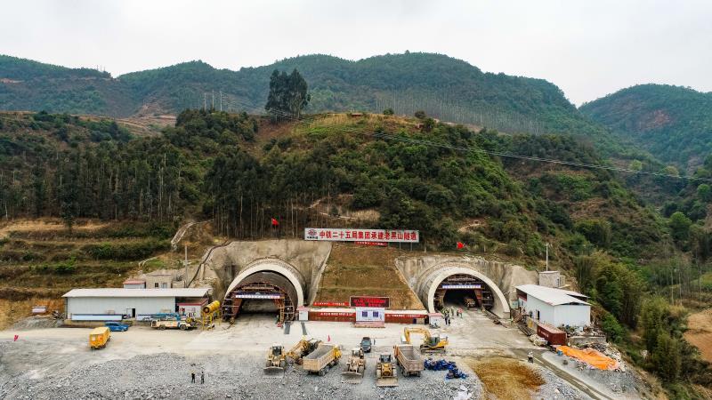 三清高速建设者24小时不间断作业 老黑山隧道施工顺利推进
