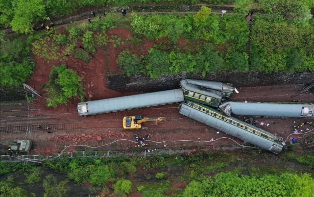 火车脱轨前不止1人报警而是一群人硬是没成功年轻乘警太惋惜