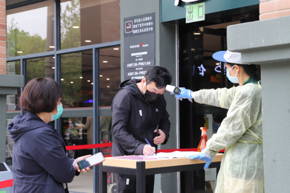 戴口罩,測體溫,掃健康碼……嚴守封控規定,武漢市民穩住不鬆勁