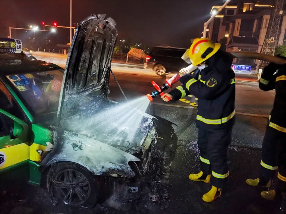 一出租车发生自燃起火原因竟是因为