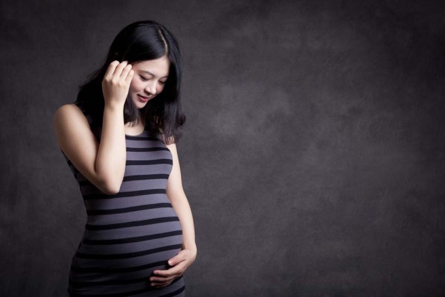 90后孕妈晒"孕妇照",婆婆看到后指责"丢人",年轻人能不能拍?