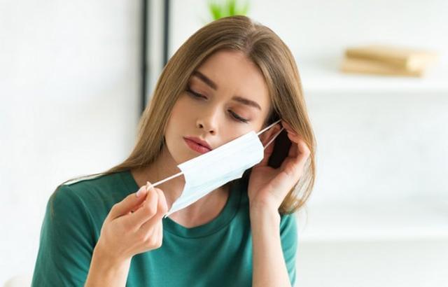 美英|电影中活不过三集：美英民众称口罩内有5G天线，正杀死佩戴者！