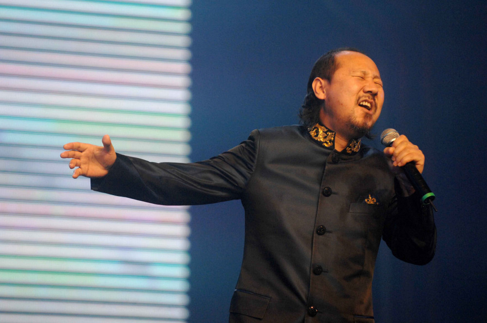 潇洒不羁的长发,粗犷豪迈的唱腔,那时的腾格尔符合人们对"蒙古汉子"