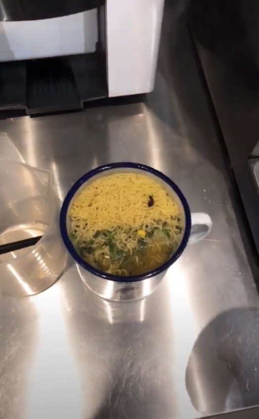 粉丝在大司马网吧花8元点了一碗泡面,当泡面端上来之后,粉丝愣住了