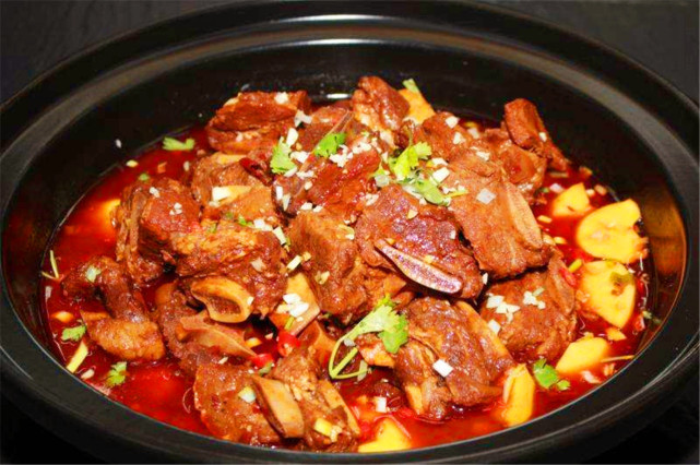 第一种:香锅牛排香锅牛排是一道香辣可口的中式干锅牛排,差不多是中西