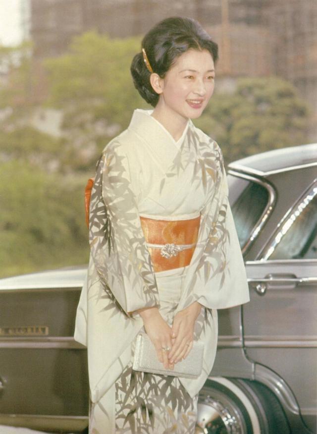 美智子:日本最美的平民皇后,晚年坦言与天皇没有爱情,拒绝合葬